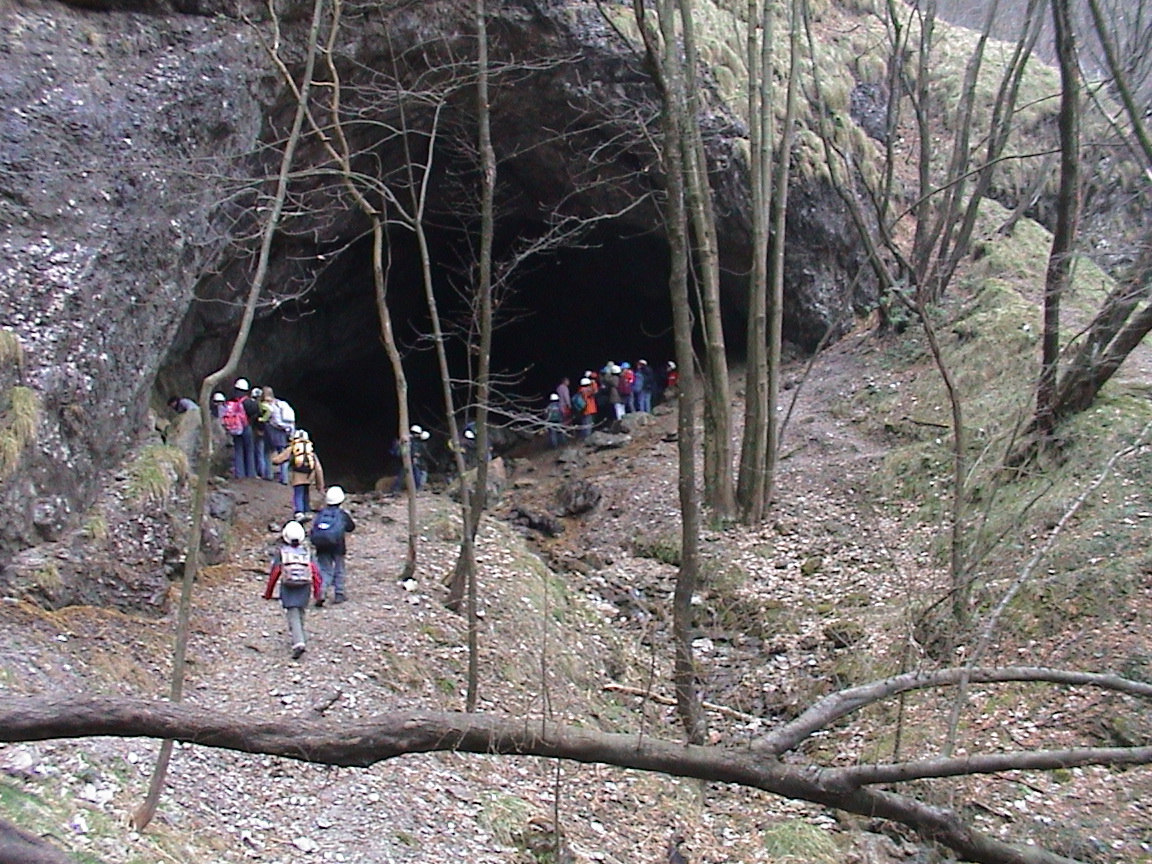 arrivo all'ampia caverna che fiancheggia l'ingresso della grotta